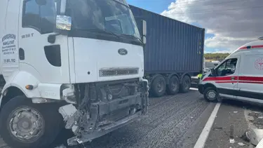 Kontrolden çıkan tır bariyerlere çarparak durabildi: 1 yaralı