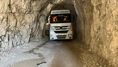 TIR tünelde sıkıştı: Tarihi yol ulaşıma kapandı