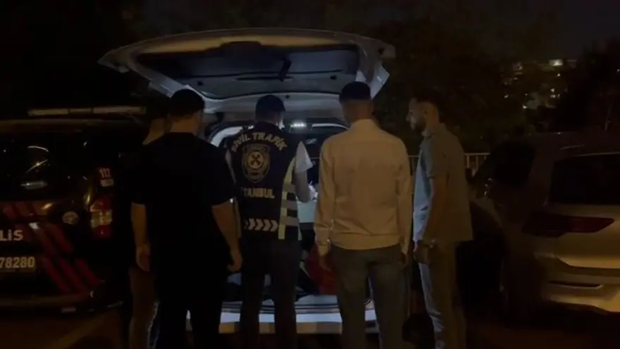 İstanbultrafiğinde akılalmaz görüntü: Düğün konvoyundakiler uzun namlulu silahla ateşaçtı 5 İstanbultrafiğinde akılalmaz görüntü: Düğün konvoyundakiler uzun namlulu silahla ateşaçtı 5