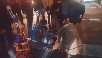 Otomobile tutunarak giden patenli arkadan gelen minibüsün altında kaldı