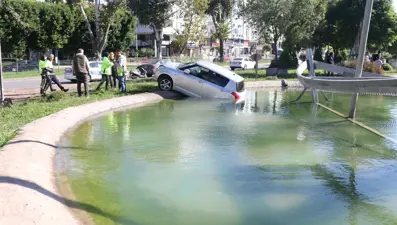 Antalya'da otomobil, parktaki havuza düştü: O anlar kamerada
