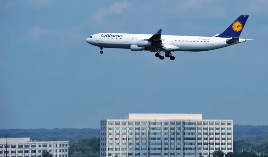 CORONA VİRÜSÜ NEDENİYLE KAYBEDEN SEKTÖRLER:  HAVAYOLU ŞİRKETLERİ: UÇAKLAR YERDE KALDI 