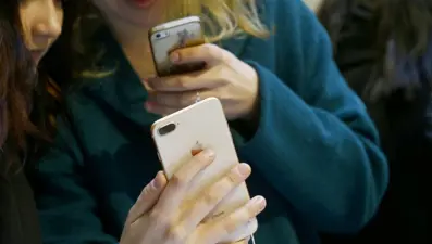 Cep telefonlarının karanlık yüzü!(Dijitalleşme gençlerde eklem hastalıklarını yol açıyor)