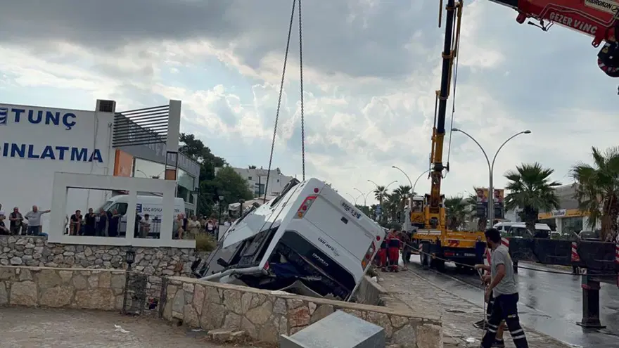 Bodrum'da midibüs dere yatağına uçtu: 23 işçi yaralı 