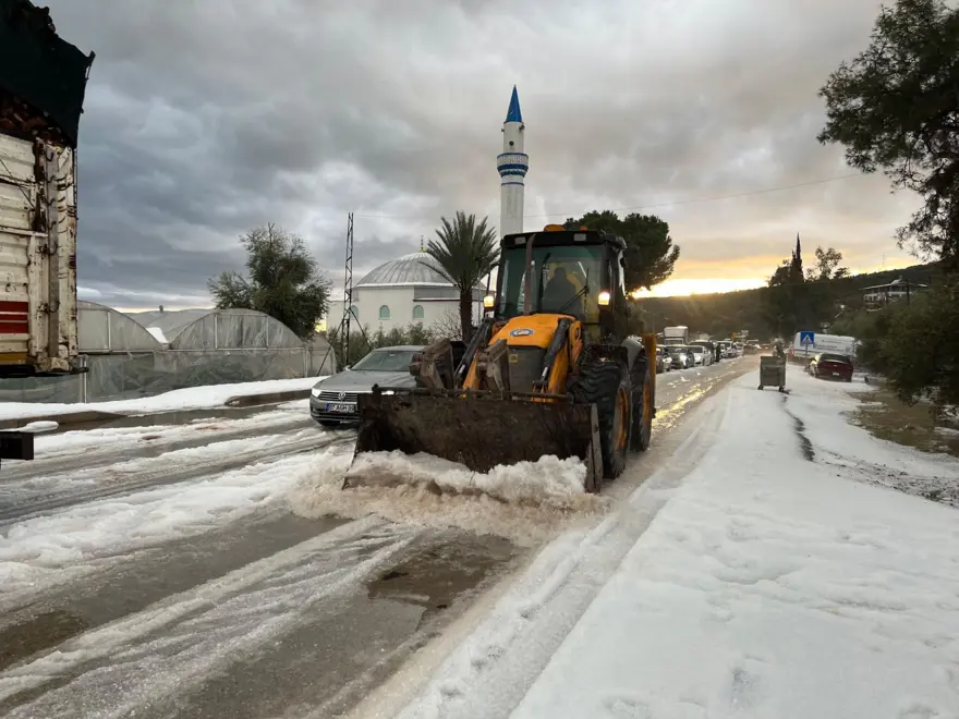 Antalya'da sel ve dolu: Yollar kapandı, sahiller çamur rengine döndü 3