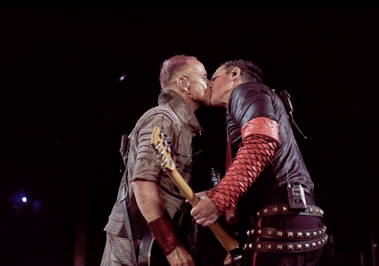 Rammstein'den sahnede homofobi protestosu