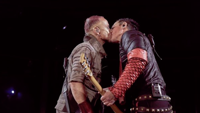 Rammstein'den sahnede homofobi protestosu