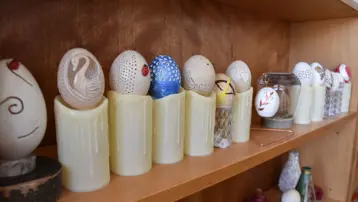 Yumurta kabuklarından süs eşyası yapıp satıyorlar