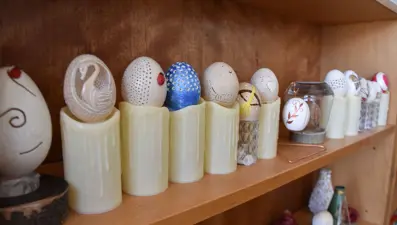 Yumurta kabuklarından süs eşyası yapıp satıyorlar