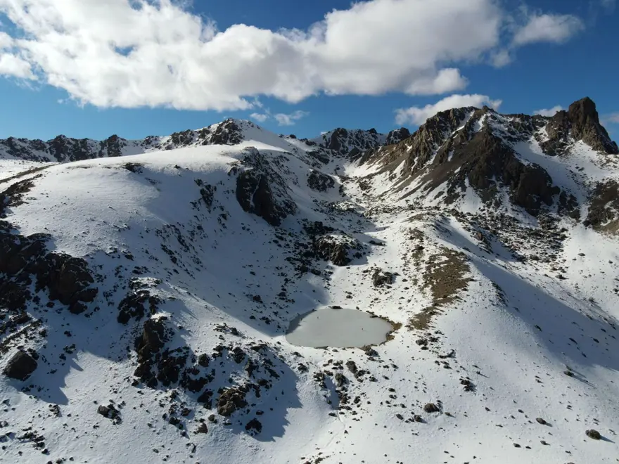 Hakkari'de donan gölde buz pateni 