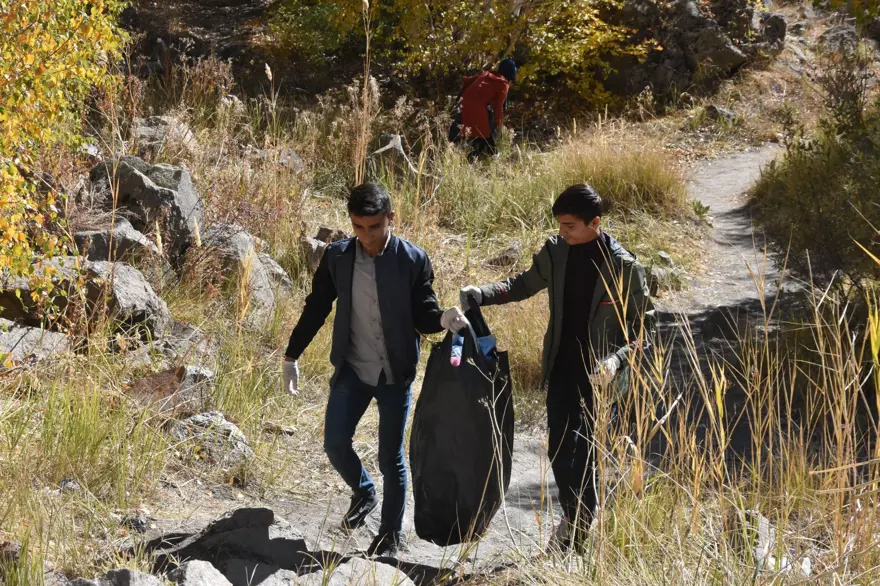 Nemrut Krater Gölü’nde sonbahar güzelliği eşliğinde çevre temizliği 25