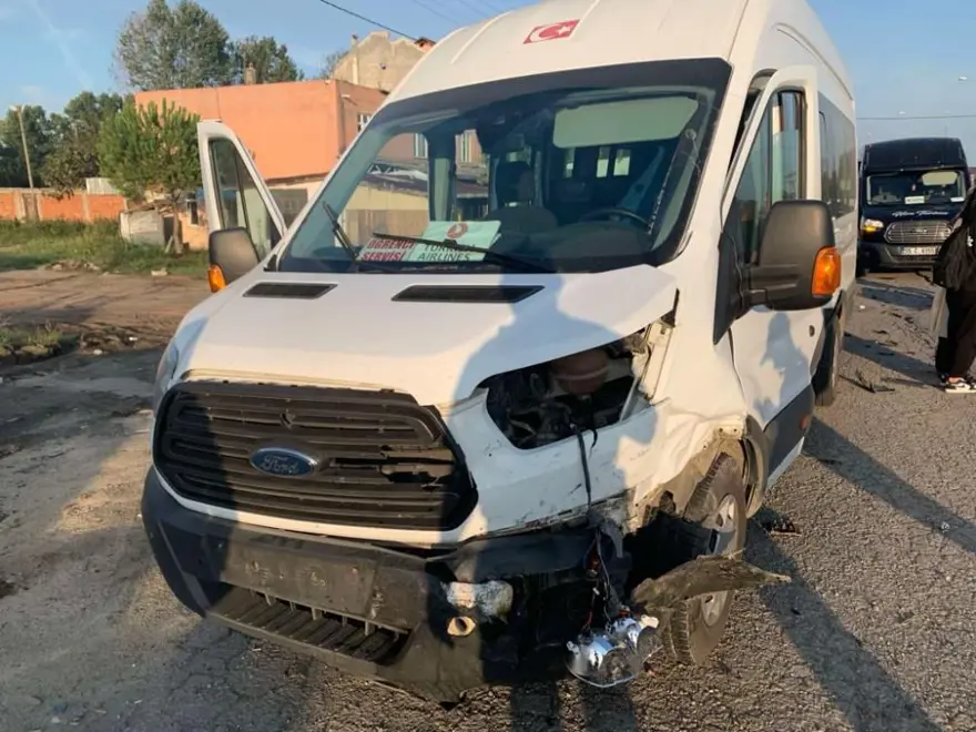 Otomobil, öğrenci servisi ile çarpıştı: 5 yaralı 1