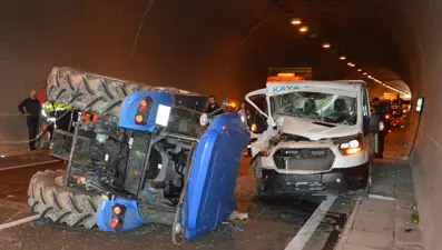 Tünelde kaza: Kamyonet ve traktör çarpıştı