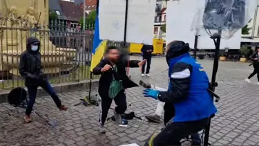 Alman polisi sağcıların eylemine saldıran adamı vurdu