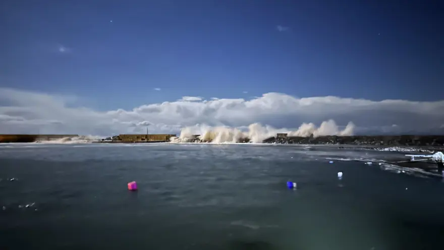 Karadeniz'de fırtına dev dalgalar oluşturdu 2