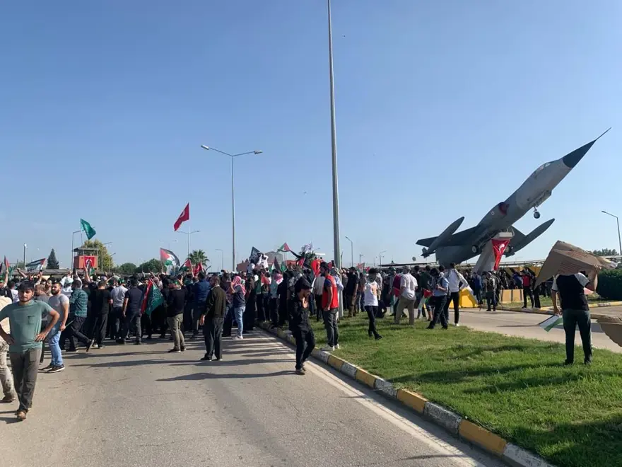 Protestocular İncirlik Hava Üssü'ne girmeye çalıştı 10