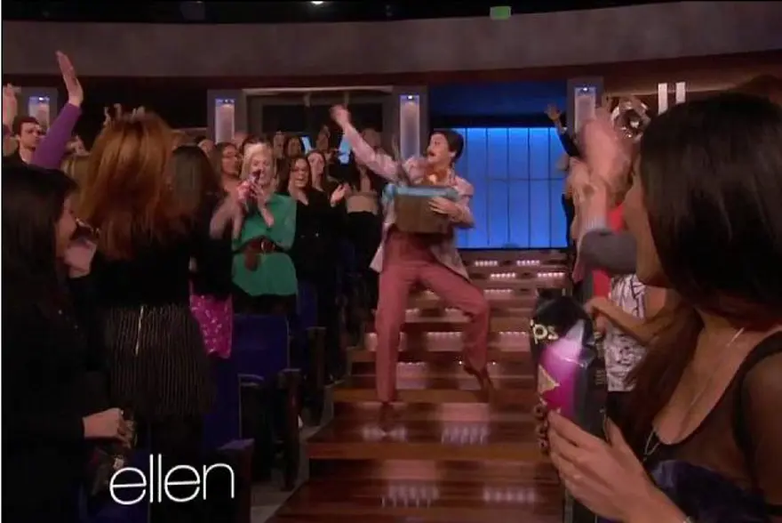 Erkek kostümüyle sahneye çıktı 4