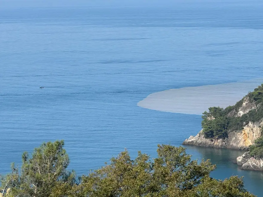 Bartın Irmağı, denizin rengini değiştirdi 1