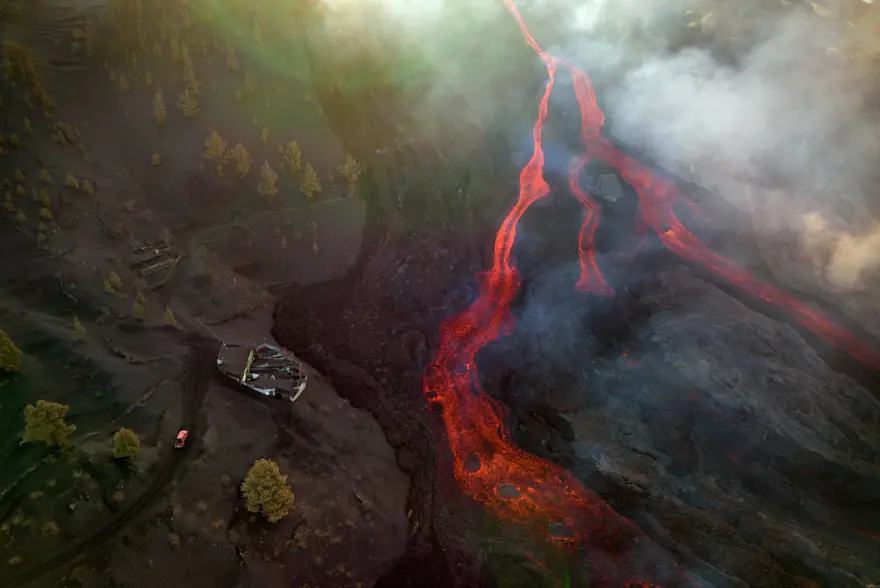 La Palma'daki kabus şiddetini artırdı: Saniyede bir metre hızla ilerleyen lavlar önüne geleni yutuyor 13