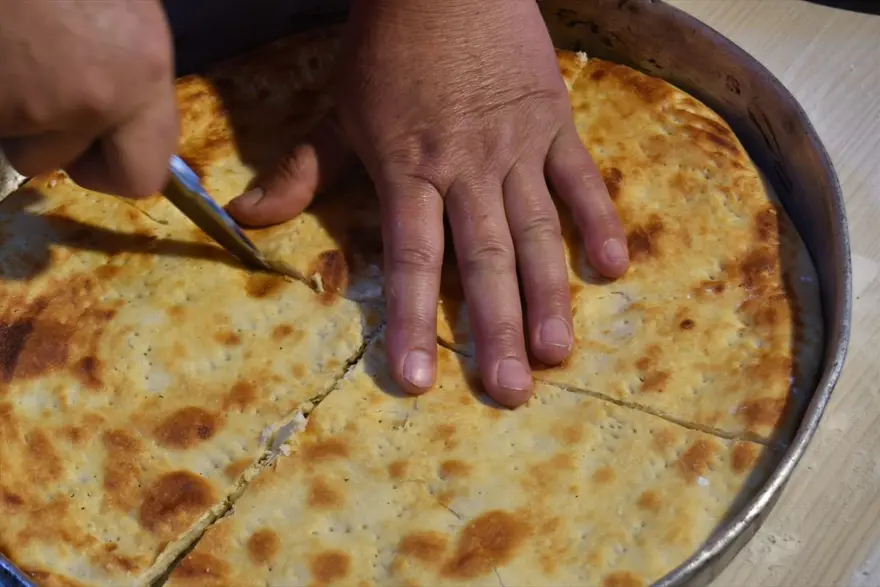Karslı kadınlar ramazan ayında tandırları yöresel lezzetler için yaktı 11