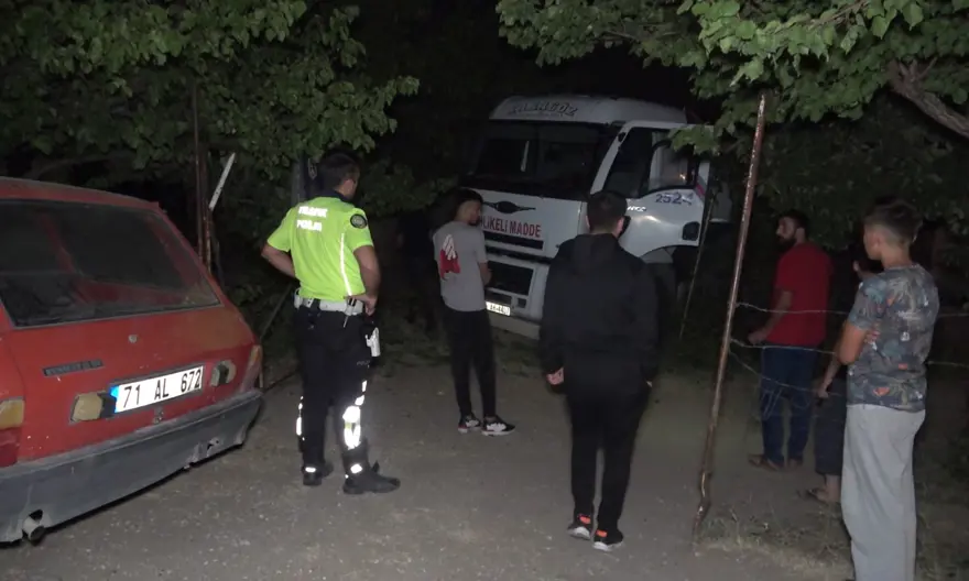 Freni boşalan tanker odasında dinlenen sürücüye çarptı 5