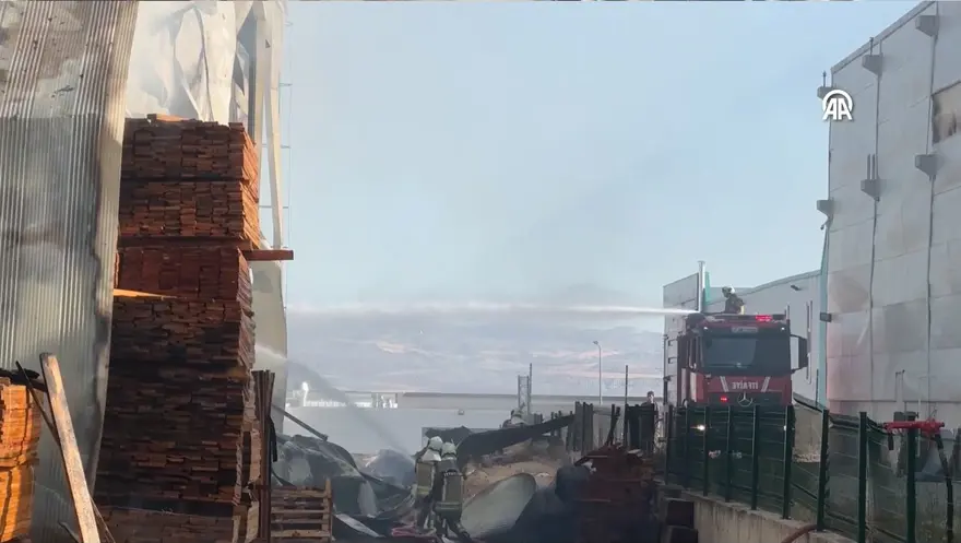 Ankara’dapalet fabrikasında yangın: Bitişikteki fabrikaya da sıçradı, 3 saatte kontrolaltına alındı 