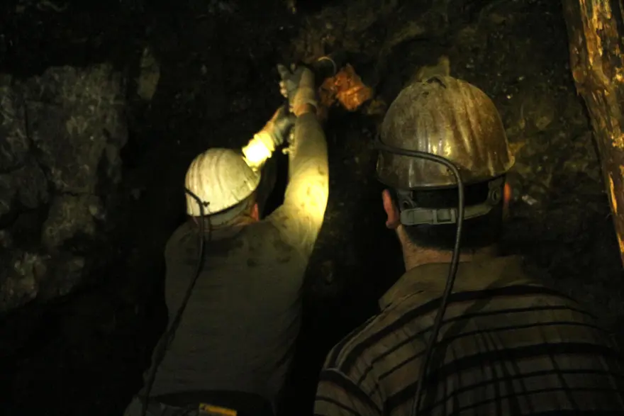 Madenciler, yılbaşını yerin metrelerce altında kutladı 9 Madenciler, yılbaşını yerin metrelerce altında kutladı 9