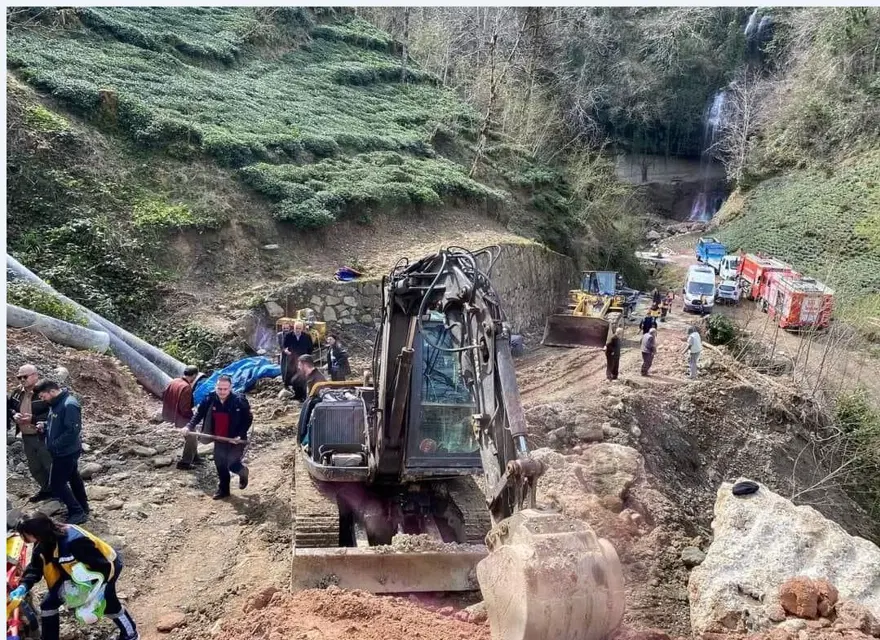 Trabzon'da içme suyu hattı çalışmasında göçük: 3 işçi yaşamını yitirdi 6