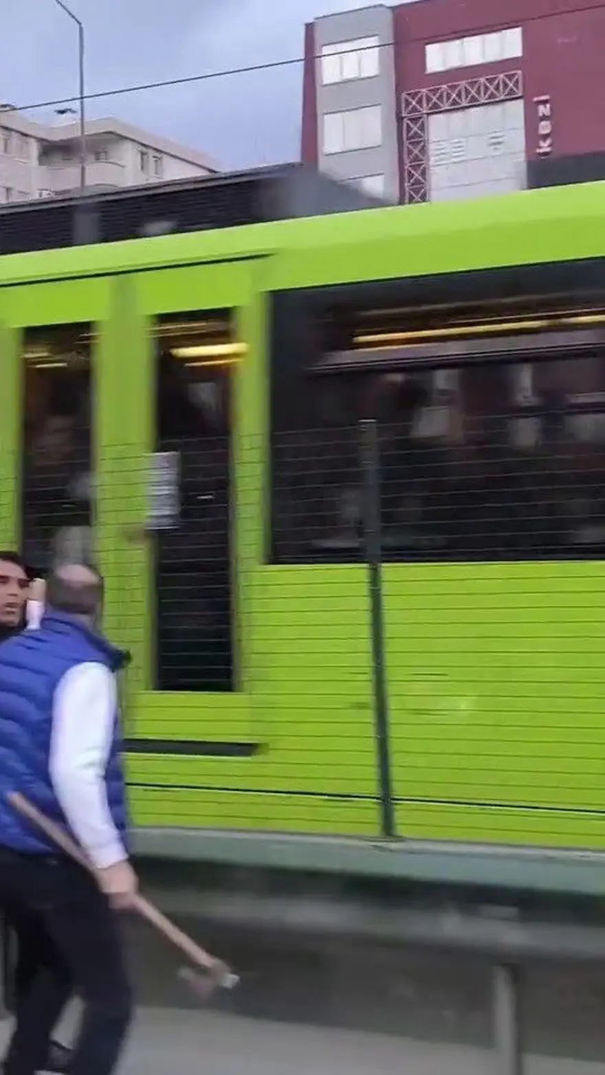 Trafikte baltalı kavga 1