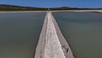 Barajda su seviyesi düştü: Eski kara yolu ortaya çıktı