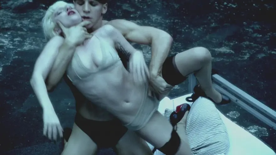Gaga'dan homoerotik bir askeri fantezi 31