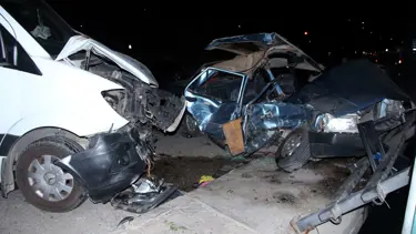 Servis minibüsü ile otomobil çarpıştı: 1’i bebek 4 yaralı