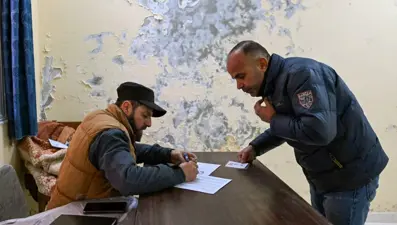 Silahlarını teslim ettiler: Esad'ın askerleri yeni orduya yazılıyor!