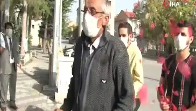 Konfeti eşliğinde para ile ödüllendirildiler