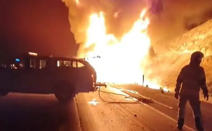 İplik yüklü TIR alev alev yandı, ulaşım durma noktasına geldi 