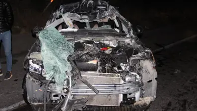 TIR'a arkadan çarpan otomobilde 4 genç yaralandı