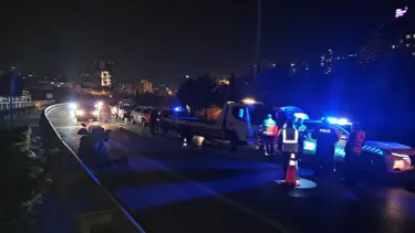 TEM'de ilginç kaza: Yolun ortasında yatan kişiyi metrelerce sürükledi