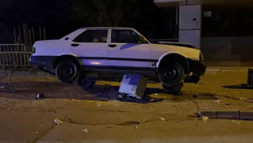 Niğde'de otomobil trafoya çıktı