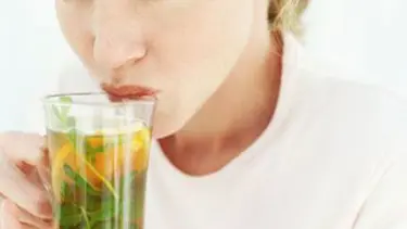 Güçlü bağışıklık için baharatlı yeşil çay için