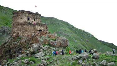Ardahan'daki Şeytan Kalesi karların erimesiyle doğaseverleri ağırlıyor
