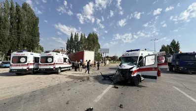 Hasta taşıyan ambulans ile TIR çarpıştı: Yaralılar var