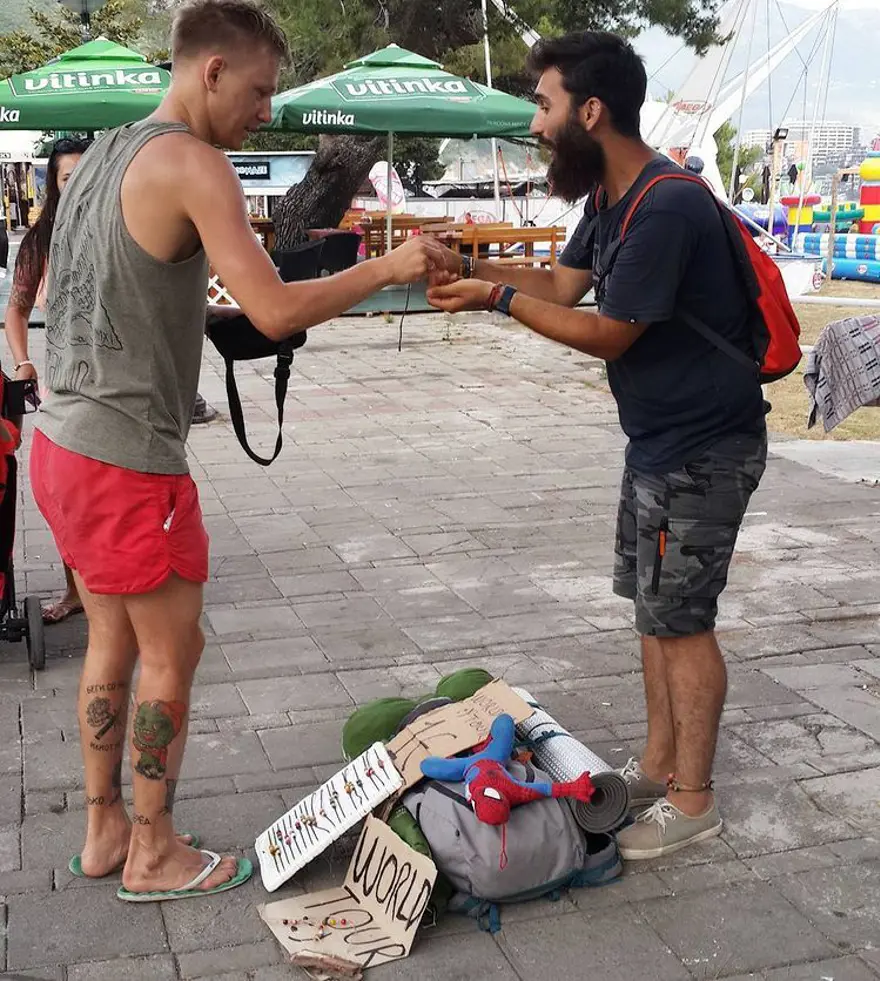 Türk gezgin Berkan Bilgiç bileklik satarak 40 ülke gezdi 12