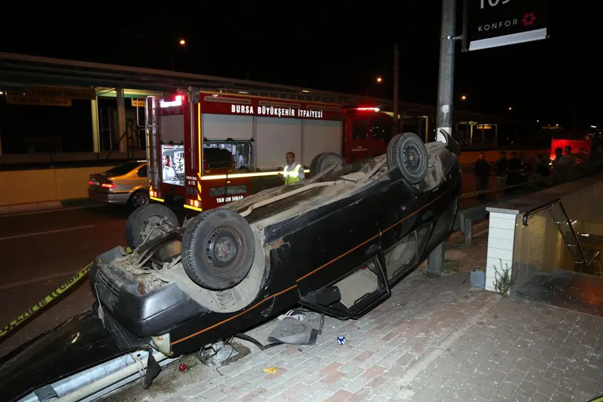 Bursa'da trafik kazası: 1 ölü, 3 yaralı 3 Bursa'da trafik kazası: 1 ölü, 3 yaralı 3