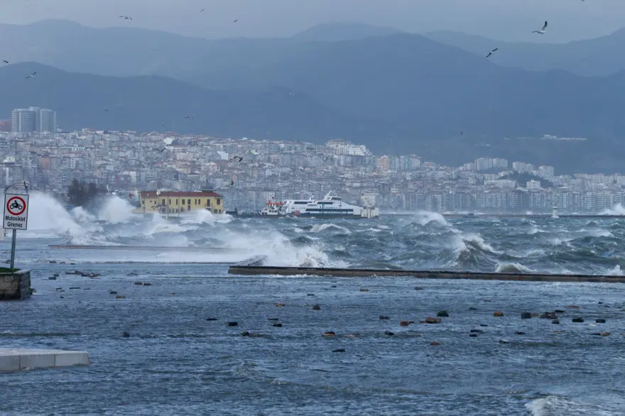 İzmir'de fırtına: Deniz taştı, işyerlerini su bastı 44