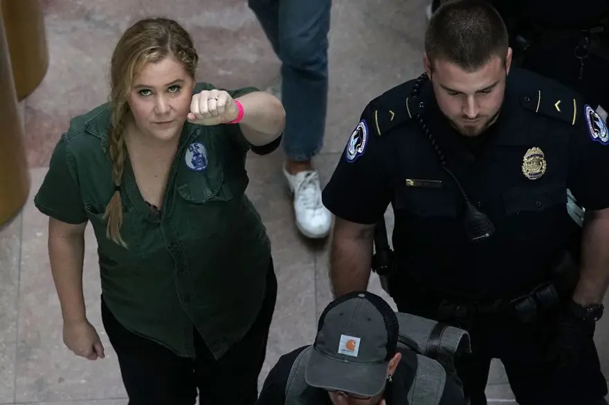 Kavanaugh'u protesto eden Amy Schumer ve Emily Ratajkowski tutuklandı 3
