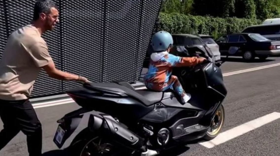 Kenan Sofuoğlu'nun 3 yaşındaki oğluna motosiklet kullandırması gündem oldu