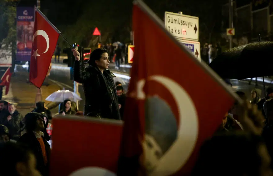Taraftarlar Beşiktaş'taki saldırıları protesto etmek için yürüdü 12