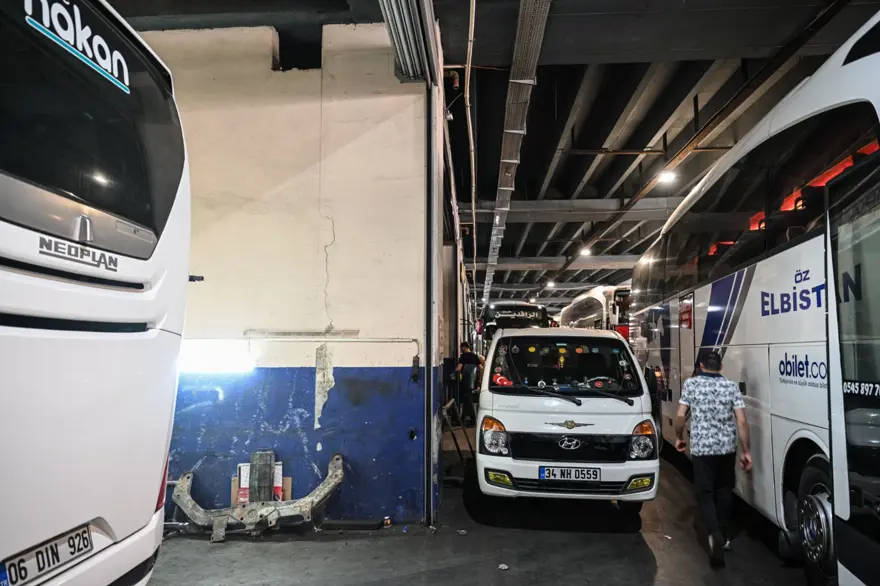 Sıva düştü pas göründü | İstanbul Otogarı'nda tehlike 1