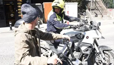 Ozan Güven'in bisikletine  polis kontrolü