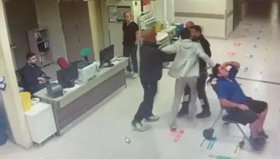 Edirne'de doktor ve sağlıkçıya silahlı tehdit anları kamerada